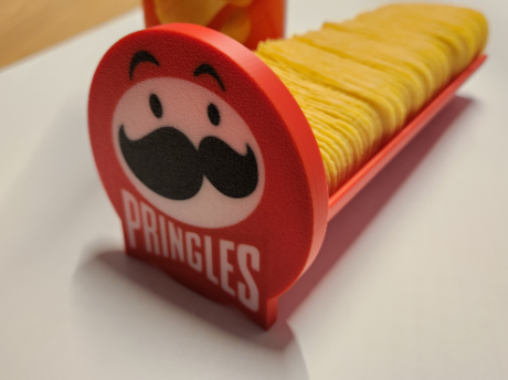 أداة ذكية لالتقاط رقائق البرينجلز بسهولة وأناقة